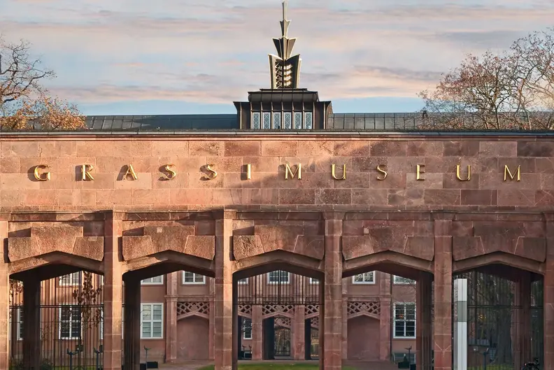 Schriftzug "Grassi Museum" auf einem großen Tor