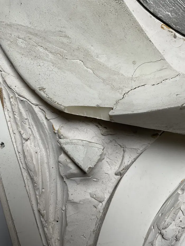Zu sehen ist das "Zweite Modell einer Kunsthalle" für Dresden des Künstler-Architekten Frank stella aus dem Jahr 1992, welches er in Gips ausgeführt hat. Auf dem Foto ist ein Detail des gebrochenen Gips zu sehen, welches restauriert wird.