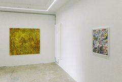 Zwei Gemälde im Galerieraum