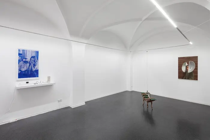 Ausstellungsansicht "Ortsgespräche mit Weltempfänger"