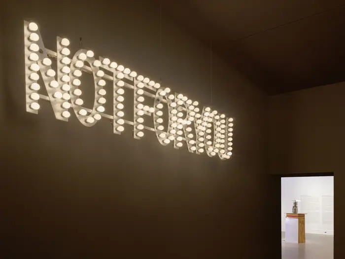  zeitgenössische Skulptur in einem Raum