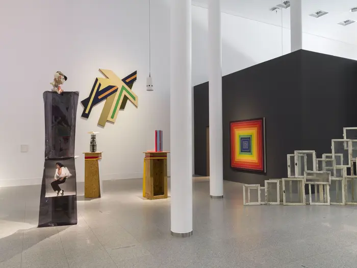  zeitgenössische Skulptur in einem Raum