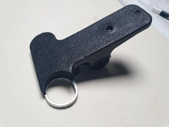 Zu sehen ist eine Lampenklemme, ein Detail des Werkes "Christian Boltanski, Les Archives n°1 de C. B." von Christian Boltanski aus dem Jahr 1989.