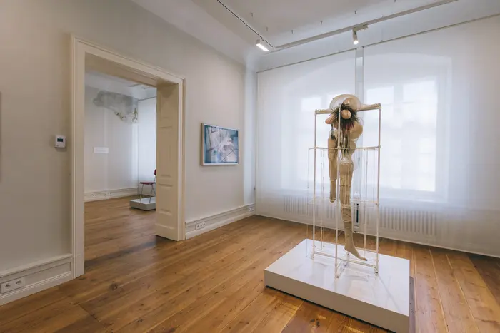 Zu sehen ist eine Ausstellungsansicht von "Third Skin" im OP ENHEIM Wrocław, "Cookies Day Off" von Madeleine Berkheimer, sowie eine Fotografie von Araki Nobuyoshi sind beispielsweise zu sehen.