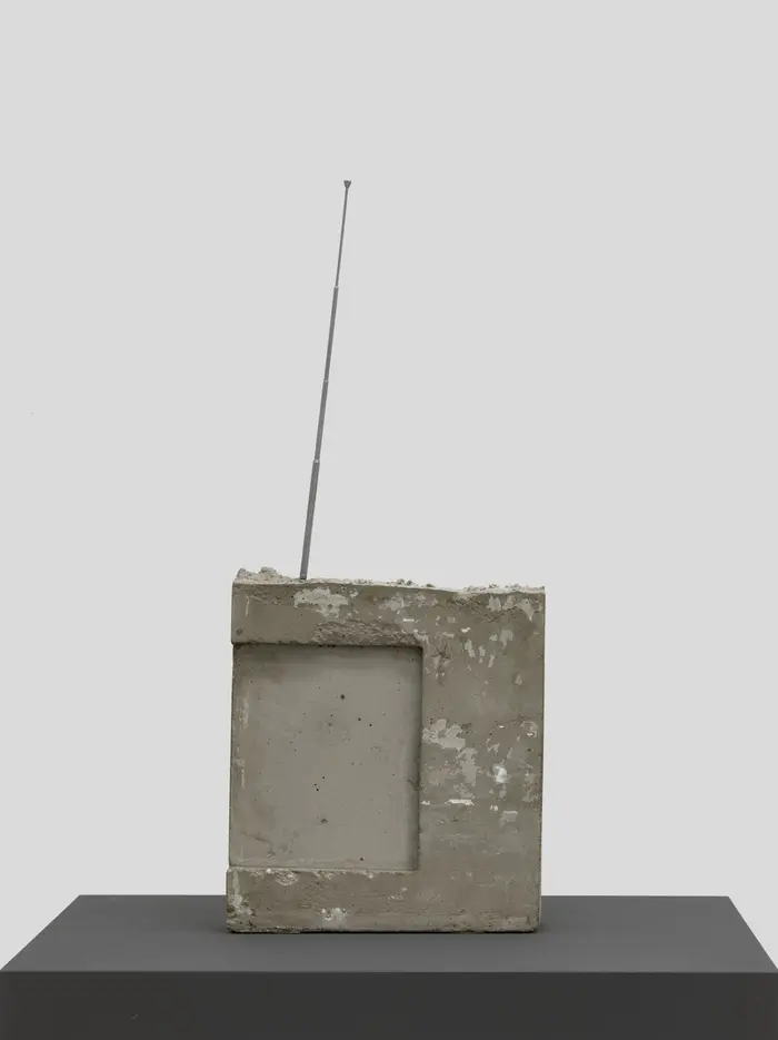 grauer Kasten mit Antenne