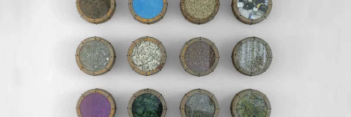 Die Wandinstallation "Catalog: Terra Firma Nineteen Hundred Eighty Nine, #3" aus dem Jahr 1989 von Ashley Bickerton besteht aus zwölf symmetrisch gehangen Bullaugen, die mit unterschiedlichsten Materialien wie Erdnussflips, Zigarettenstummel, Flechten und Korallen gefüllt sind. 