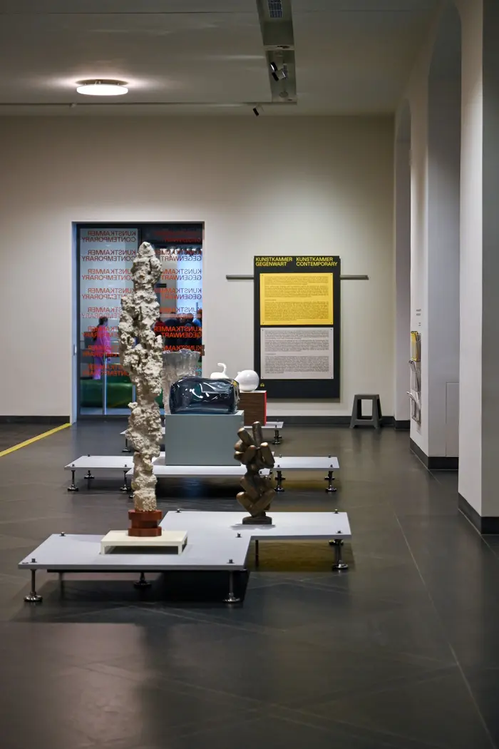 mehrere abstrakte Skulpturen in der Mitte des Raumes