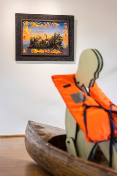 Ausstellungsansicht &quot;Im Schiffbruch nicht schwimmen können&quot; im Kunstverein Glauchau, Holzfigur mit Schwimmweste