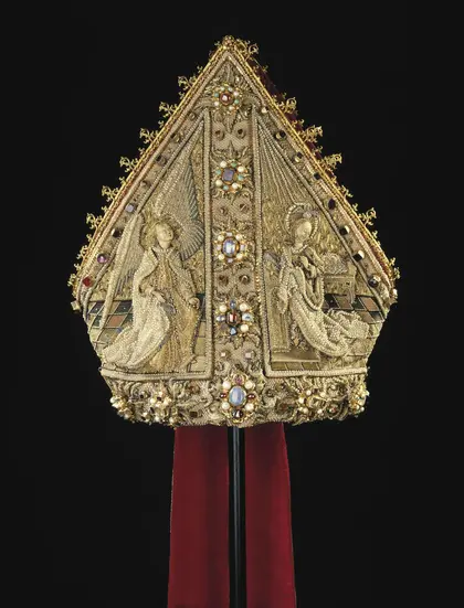 Prachtmitra Markgraf Albrechts V. von Brandenburg (1490–1545), aufwendig mit Edelsteinen verzierte Kopfbedeckung, darauf Engel und Heilige