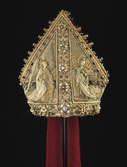 Prachtmitra Markgraf Albrechts V. von Brandenburg (1490–1545), aufwendig mit Edelsteinen verzierte Kopfbedeckung, darauf Engel und Heilige