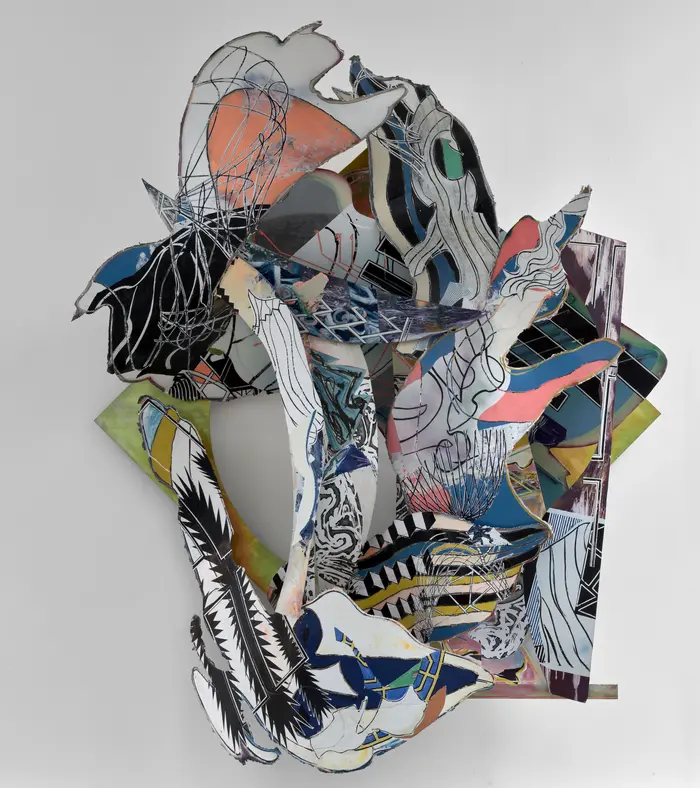 Skulptur aus vielen bunten Bestandteilen