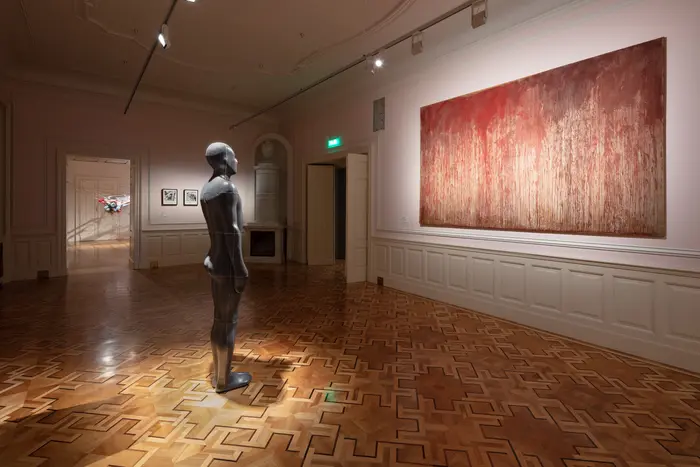 Antony Gormley, Learning to see III, 1993 und Hermann Nitsch, Kreuzwegstation, 1961