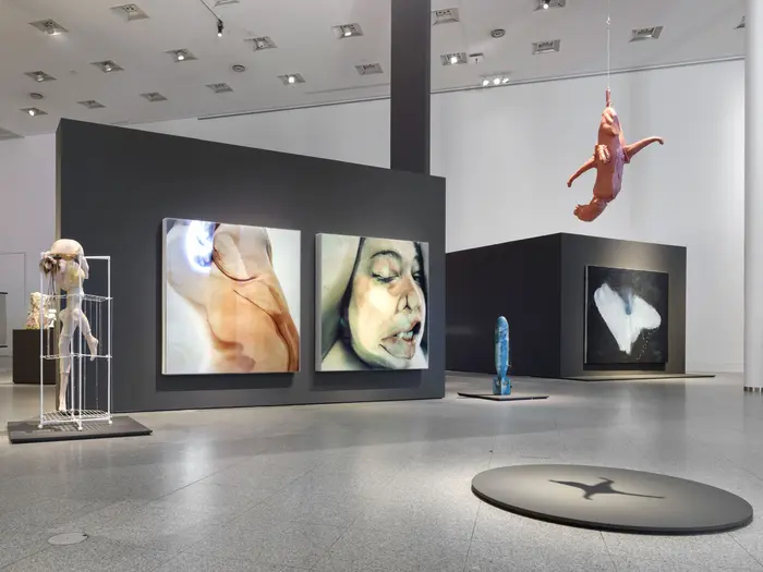 zeitgenössische Skulptur in einem Raum