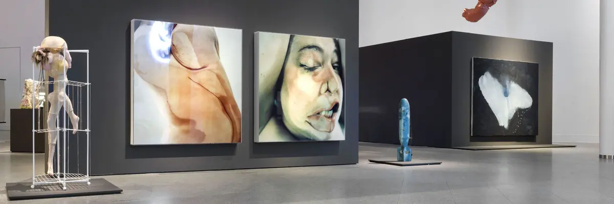 zeitgenössische Skulptur in einem Raum