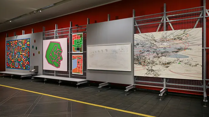 Ausstellungsraum mit Gemälden an der Wand