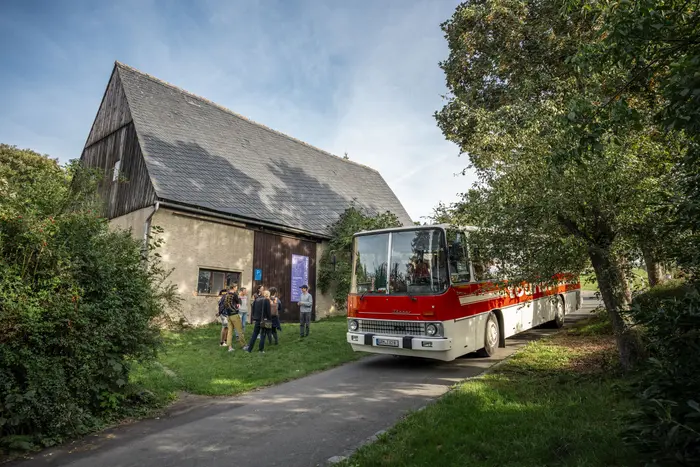 Ansicht "Einsteigen/Aussteigen" mit Bushalt in Erlbach 