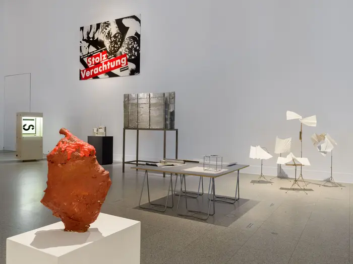  zeitgenössische Skulptur in einem Raum