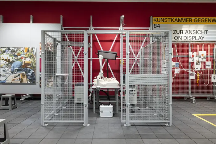 Das Bild zeigt eine an ein Depot angelehnte Ausstellungsarchitektur mit Werken der Schenkung Sammlung Hoffmann, des Kunstfonds, des Kupferstich-Kabinetts und des Albertinums. Die Ausstellungsansicht zeigt die offene Schauwerkstatt. 