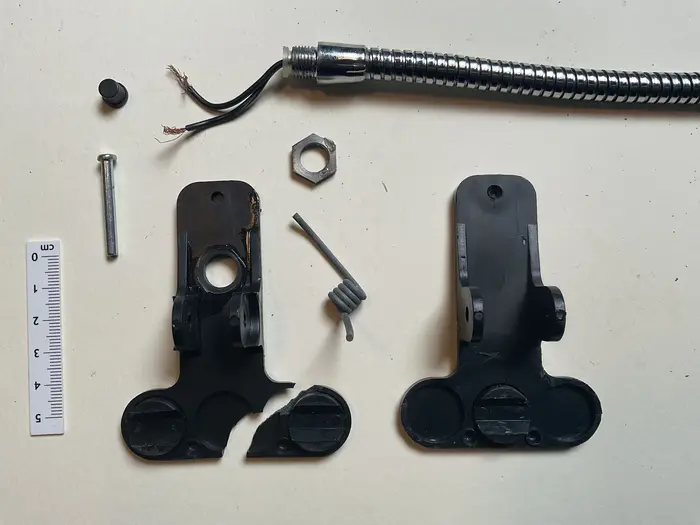 Zu sehen ist eine demontierte Lampenklemme, ein Detail des Werkes "Christian Boltanski, Les Archives n°1 de C. B." von Christian Boltanski aus dem Jahr 1989.