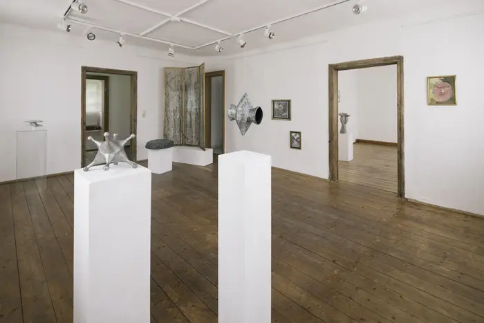 Ausstellungsansicht "Ortsgespräch" im Kunstverein Freital