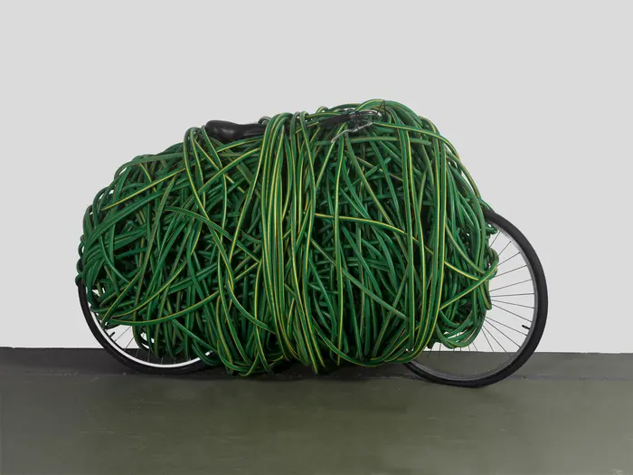 Fahrrad mit einem Gartenschlauch umhüllt