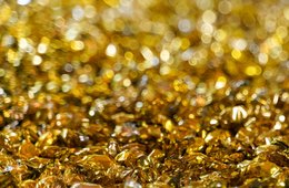 Felix Gonzalez-Torres „Untitled“ (Placebo – Landscape – for Roni), 1993 Es ist ein funkeldnes Meer aus goldenen Bonbons zu sehen, einem Candy Work des Künstlers Felix Gonzalez-Torres