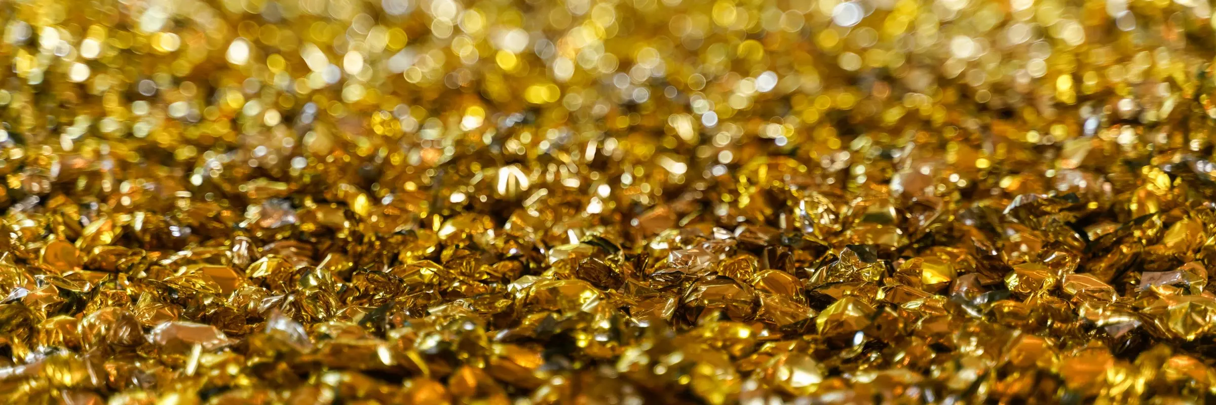 Es ist ein funkeldnes Meer aus goldenen Bonbons zu sehen, einem Candy Work des Künstlers Felix Gonzalez-Torres