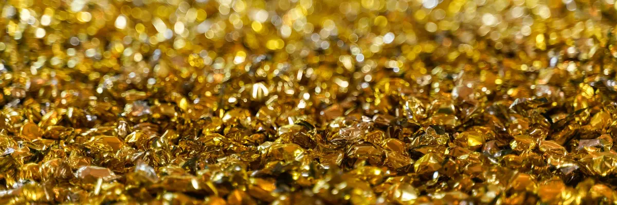 Es ist ein funkeldnes Meer aus goldenen Bonbons zu sehen, einem Candy Work des Künstlers Felix Gonzalez-Torres