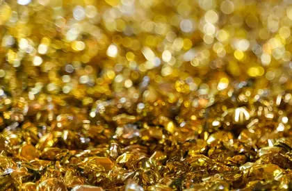 Es ist ein funkeldnes Meer aus goldenen Bonbons zu sehen, einem Candy Work des Künstlers Felix Gonzalez-Torres