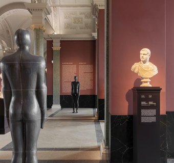 Ausstellungsansicht in der Antikenhalle im Semperbau des Dresdner Zwingers