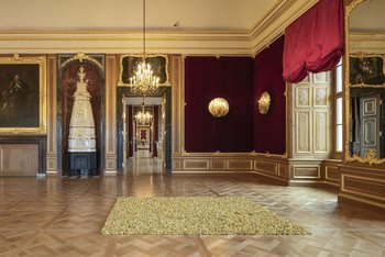 Zu sehen ist eine Installation aus Goldbonbons auf dem Parkett der Eckparaderäume des Dresdner Residenzschlosses.