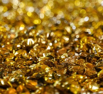 Es ist ein funkeldnes Meer aus goldenen Bonbons zu sehen, einem Candy Work des Künstlers Felix Gonzalez-Torres
